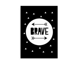 Sort-hvid plakat med teksten "Brave" i en cirkel omgivet af pile og små trekanter.