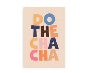 Plakat med teksten "Do The Cha Cha" i farverige bogstaver på en beige baggrund.