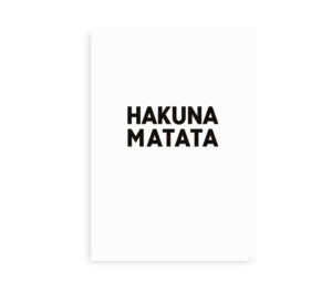 Plakat med teksten "Hakuna Matata" i sort skrift på hvid baggrund.