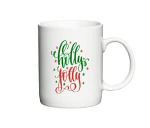 Hvid kaffekop med teksten "Holly Jolly" i rød og grøn samt små stjerner i juletema.