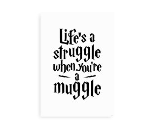 Plakat med teksten "Life's a struggle when you're a muggle" i en magisk inspireret skrifttype.