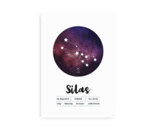 Navneplakat med stjernetegn Tyren, navn, fødselsdato, klokkeslæt og fødeby, designet med stjernehimmel og konstellationsmønster.