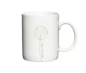 Hvid kaffekop med en mælkebøtteillustration og teksten "Blow Me."