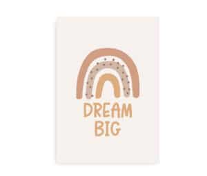 Plakat med en stiliseret regnbue i jordfarver og teksten "Dream Big".