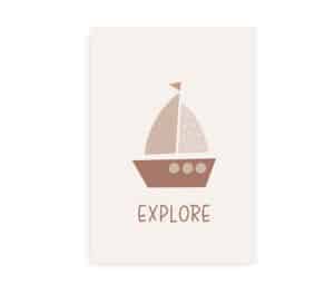 Plakat med en enkel illustration af en sejlbåd i jordfarver og teksten "Explore".