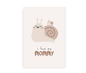 Plakat med to snegle i brunlige nuancer og teksten "I love my mommy" på en lys beige baggrund.
