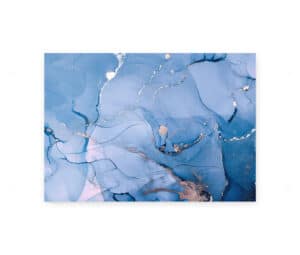 Abstrakt plakat med blå og sølvfarvede nuancer i et flydende design.