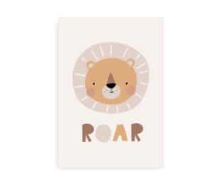 Plakat med en sød løveillustration og teksten "Roar" i jordfarver på lys beige baggrund.