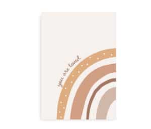 Plakat med en minimalistisk regnbue i jordfarver og teksten "You are loved".