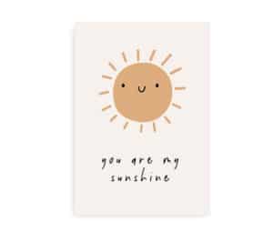 Plakat med en smilende sol og teksten "You are my sunshine" på en lys beige baggrund.