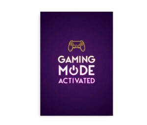Plakat med teksten "Gaming Mode Activated" i neonstil og en kontrollerillustration på lilla baggrund.