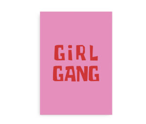 Typografisk plakat med teksten "Girl gang" i rødt på en lyserød baggrund.