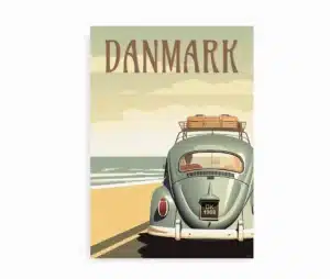 Danmark plakat med blå VW Folkevogn parkeret ved stranden.