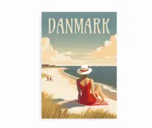 Retro plakat med kvinde i rød badedragt, der ser ud over den danske vestkyst.