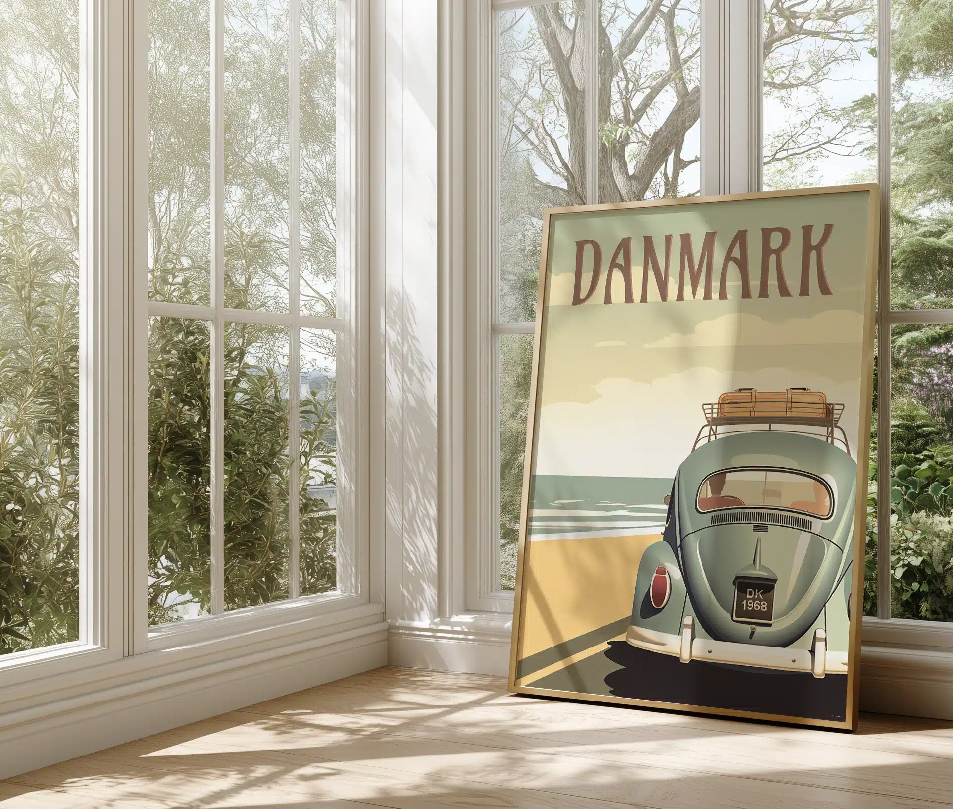 Danmark plakat med VW Folkevogn står i lys stue ved vindue.