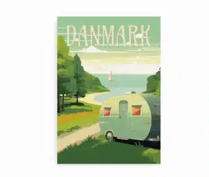 Plakat med campingvogn og sejlbåd ved dansk kyst