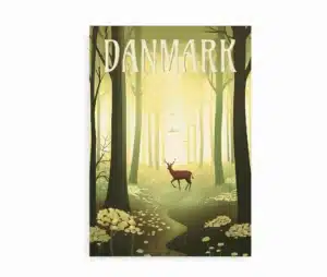 Plakat med kronhjort i dansk skov omgivet af grønne træer og gyldent lys