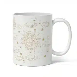 Hvidt krus med et gyldent motiv af solen, månen, skyer og stjerner