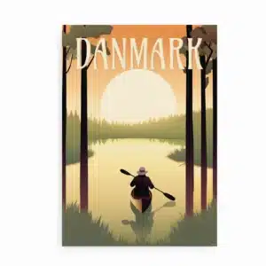 Plakat med kano på dansk å i solnedgang