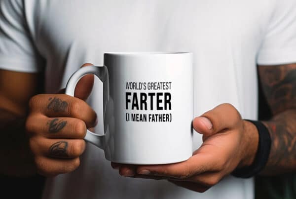 Hvid kaffekop med teksten "World's Greatest Farter (I Mean Father)" i sort.