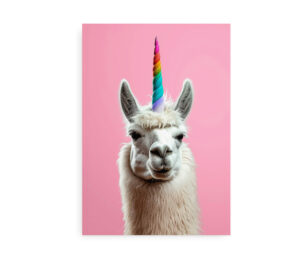Plakat med en hvid lama iført et regnbuefarvet enhjørningehorn på en lyserød baggrund.