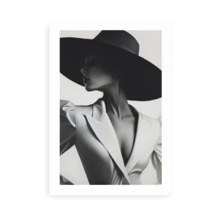 Stilfuld plakat med sort-hvidt portræt af en kvinde iført en bredskygget hat og elegant jakke.