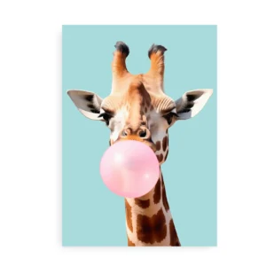 Sjov plakat med en giraf, der puster en lyserød tyggegummiboble på blå baggrund.
