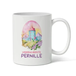 Hvidt keramikkrus med en farverig illustration af et eventyrligt hus omgivet af blomster, træer og bjerge. Teksten "Verdens bedste" og et tilpasningsbart navn fremhæver det personlige design.