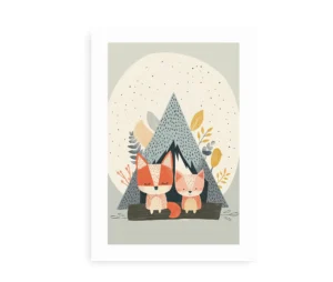 Plakat med to søde ræve foran et telt omgivet af naturmotiver på en dæmpet baggrund.