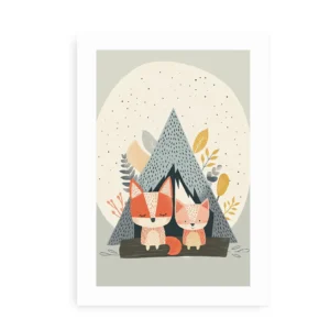 Plakat med to søde ræve foran et telt omgivet af naturmotiver på en dæmpet baggrund.