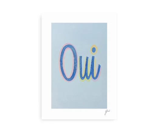 Farverig typografi plakat med ordet 'Oui' i blå, gul og pink.