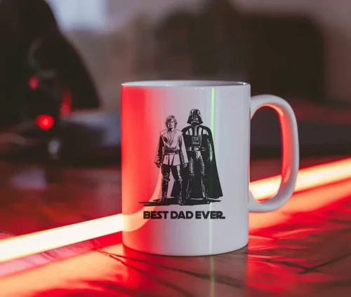 Star Wars krus med teksten "Best Dad Ever" og figurerne Luke Skywalker og Darth Vader oplyst af rødt lys.