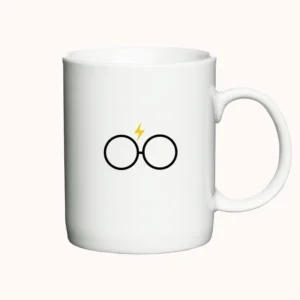 Hvidt Harry Potter krus med brille og lyn design inspireret af Harry Potters karakter.