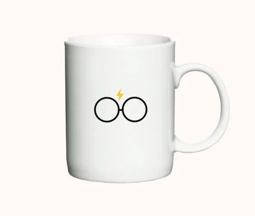 Hvidt Harry Potter krus med brille og lyn design inspireret af Harry Potters karakter.