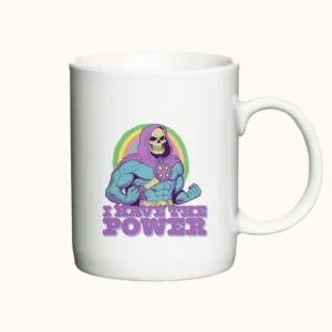 Hvidt krus med Skeletor design og teksten "I Have The Power" i lilla, med en regnbue i baggrunden.