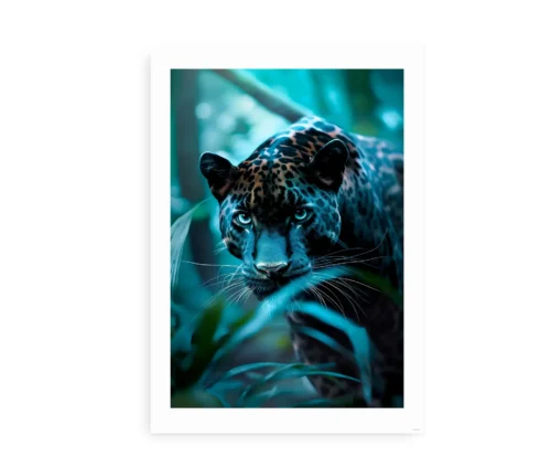 Mystisk leopard plakat med leopard, der stirrer intenst fra junglen.