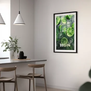 Elegant køkkenindretning med cocktail plakat, der viser limeskiver og isterninger samt teksten "Let the Evening Begin".