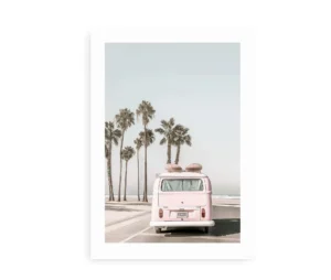 Plakat med en lyserød vintage camper og surfbrætter ved en palmestrand i Californien.