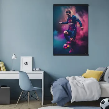 Lionel Messi plakat hængende i et moderne ungdomsværelse, omringet af blåt interiør og sportsinspireret dekoration.