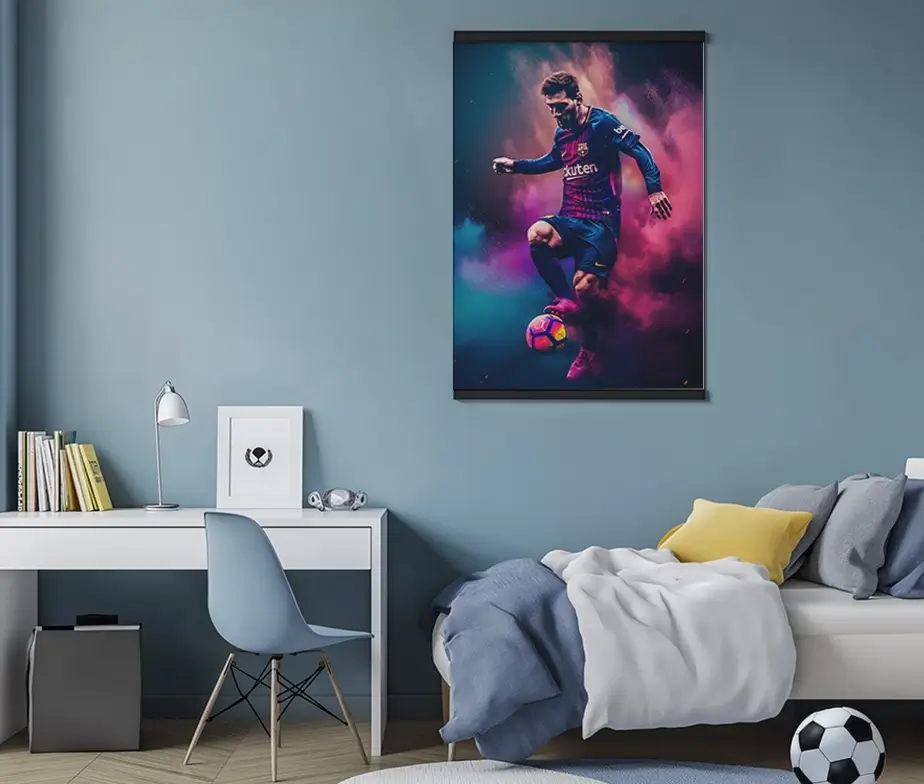 Lionel Messi plakat hængende i et moderne ungdomsværelse, omringet af blåt interiør og sportsinspireret dekoration.