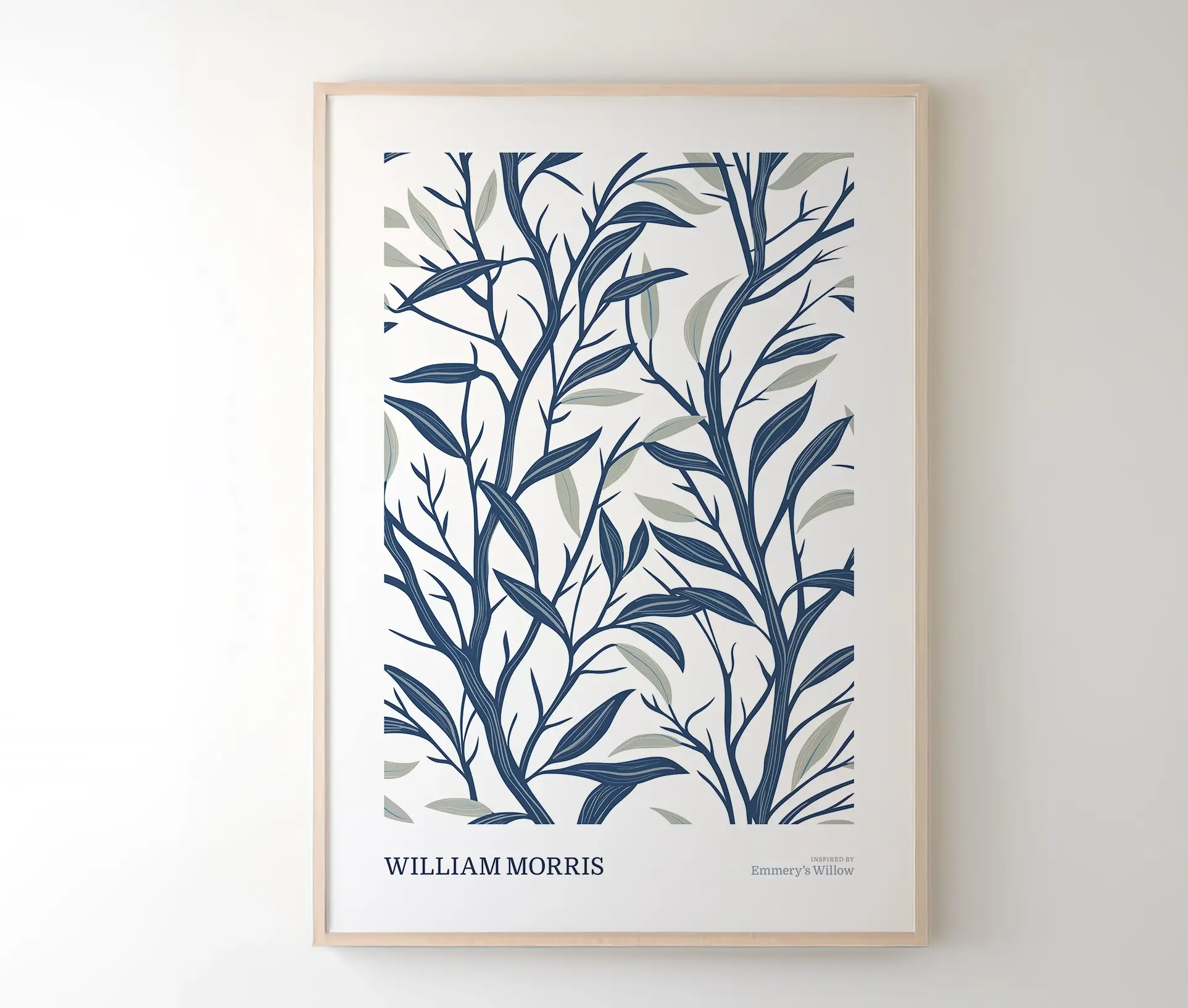 William Morris plakat med botanisk mønster i blå og grønne nuancer, indrammet og hængende på en lys væg.