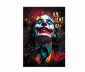 Joker plakat med intens farve og grin placeret op ad en hvid væg med en dramatisk baggrund.