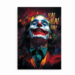 Joker plakat med intens farve og grin placeret op ad en hvid væg med en dramatisk baggrund.