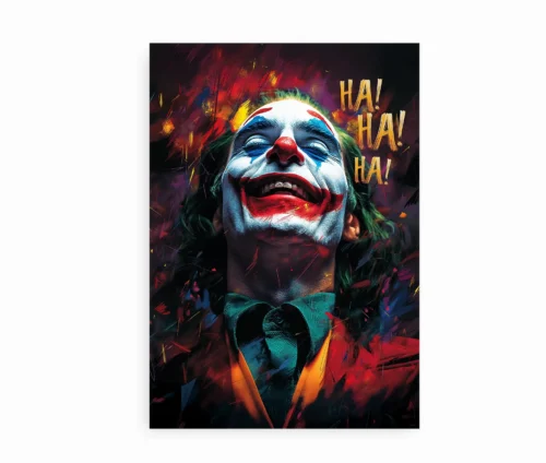 Joker plakat med intens farve og grin placeret op ad en hvid væg med en dramatisk baggrund.