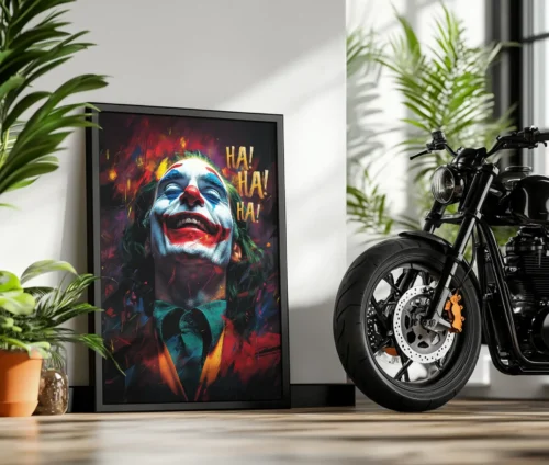 Joker plakat med intenst grin og farverig baggrund, placeret på gulvet ved siden af en motorcykel.