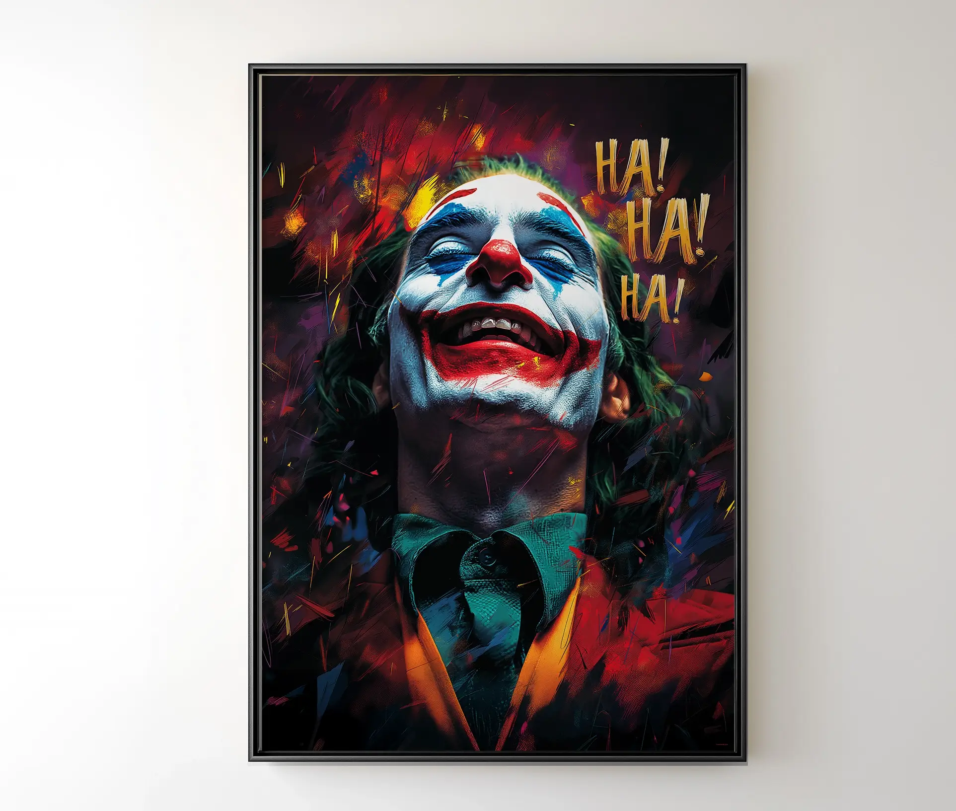 Indrammet Joker plakat med farverig baggrund og karakterens signaturgrin hængende på en væg.