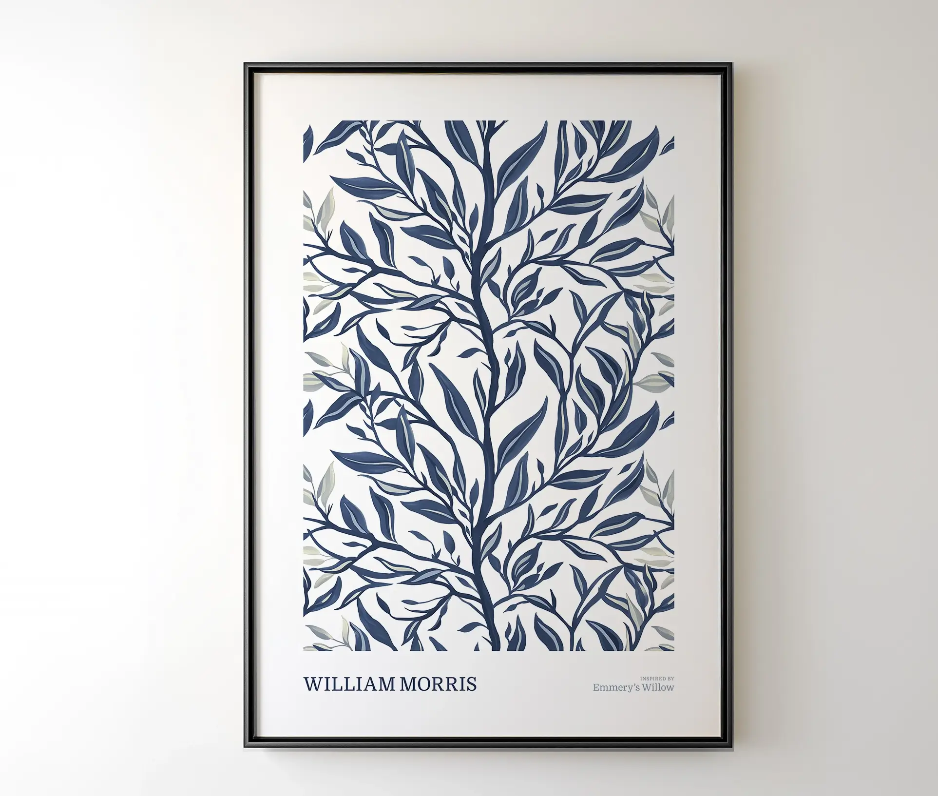 William Morris-inspireret plakat med botanisk design i blå nuancer, hængende på en lys væg i en sort ramme.