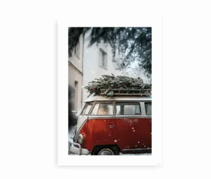 Juleplakat med rød klassisk bil og juletræ på taget.