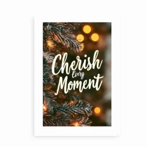 Plakat med "Cherish Every Moment" teksten ved vindueskarm med udsigt til vinterlandskab.