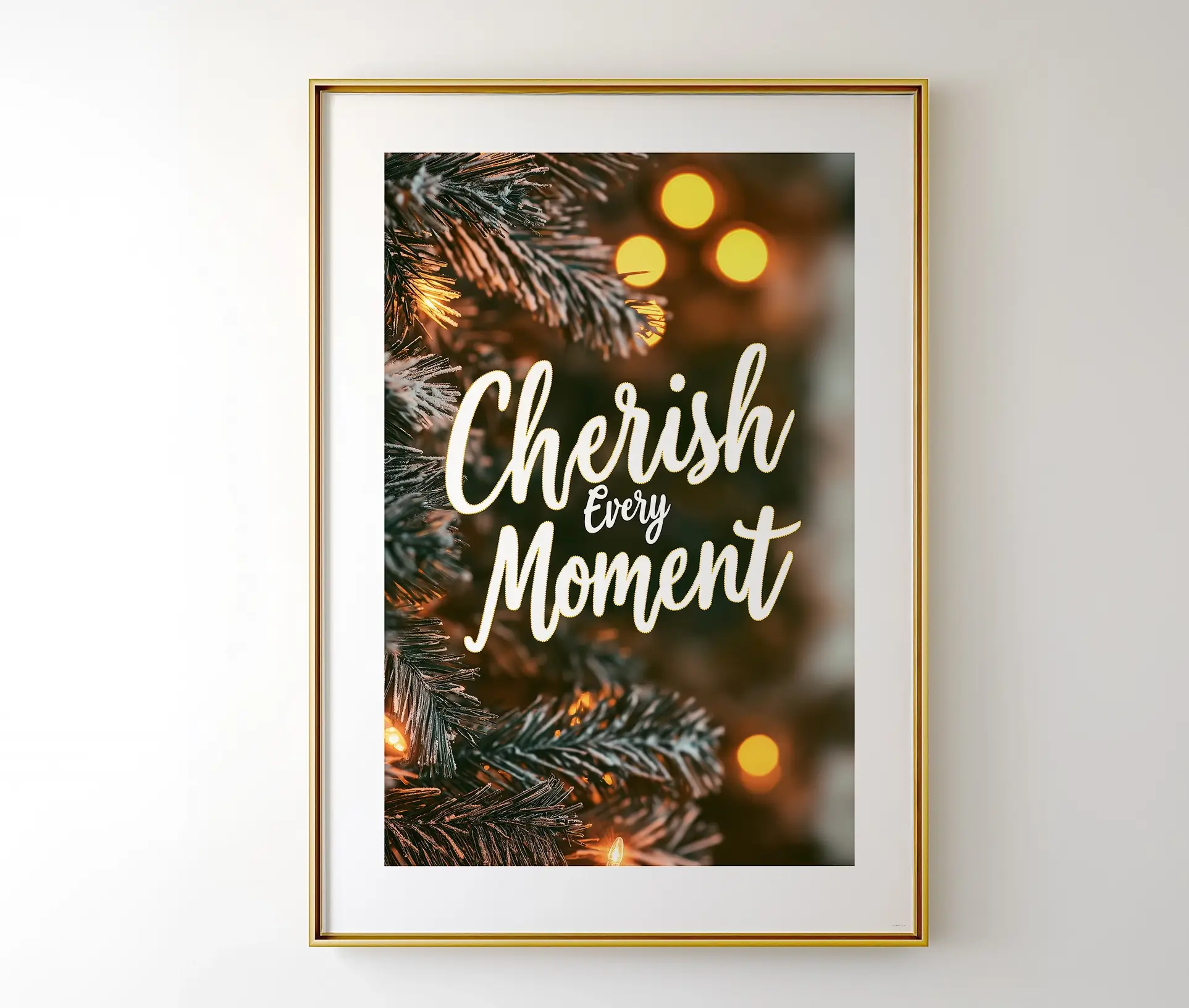 Plakat med teksten "Cherish Every Moment" og julelys i baggrunden.